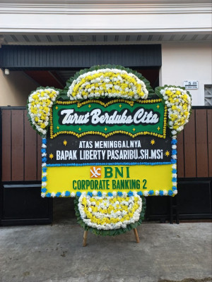 Papan Bunga Duka di Ujung Baru