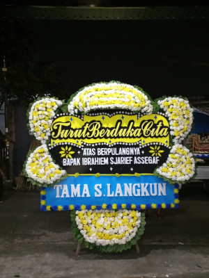 Papan Bunga Duka di Ujung Baru
